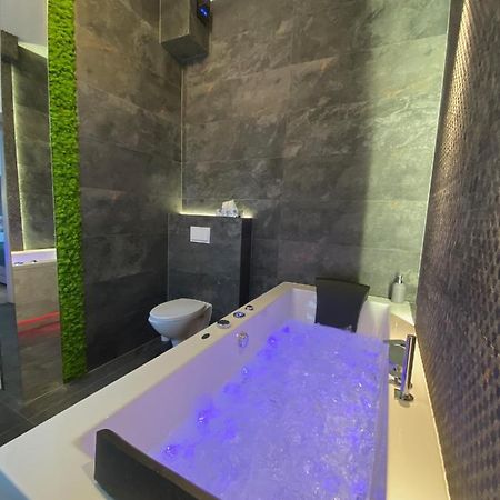 Apartament Bialy Z Jacuzzi Cracóvia Exterior foto