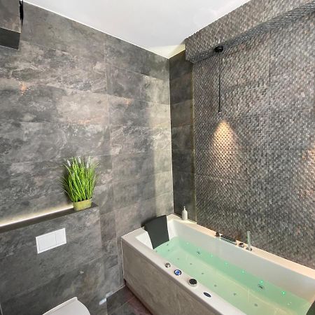 Apartament Bialy Z Jacuzzi Cracóvia Exterior foto