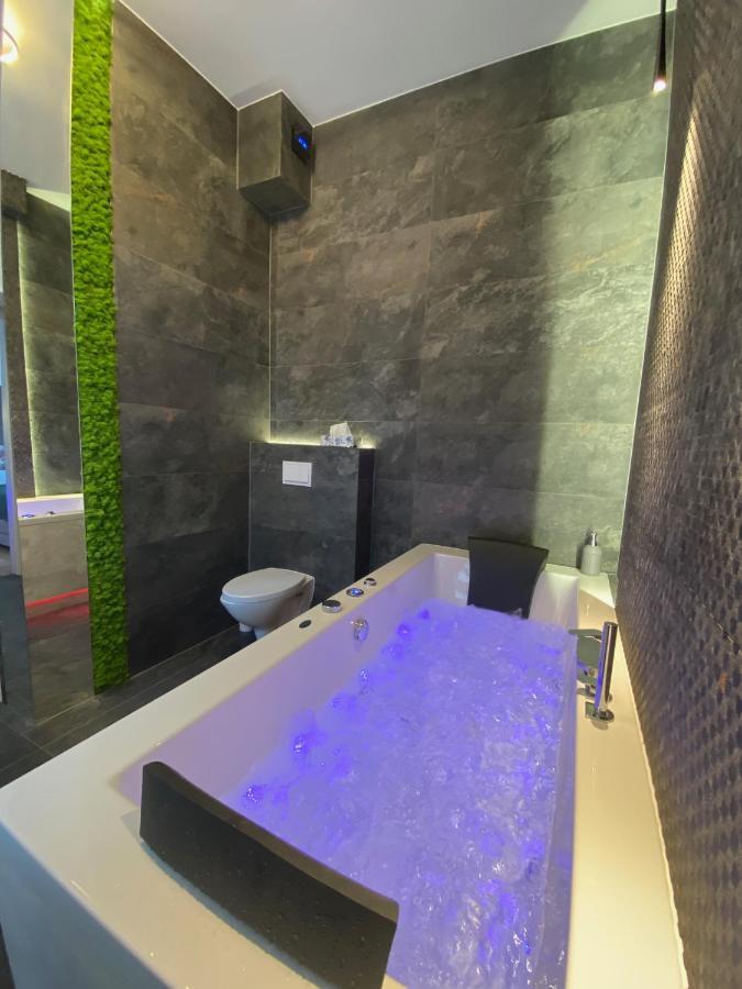Apartament Bialy Z Jacuzzi Cracóvia Exterior foto