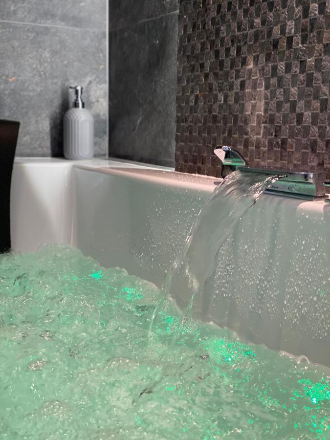 Apartament Bialy Z Jacuzzi Cracóvia Exterior foto