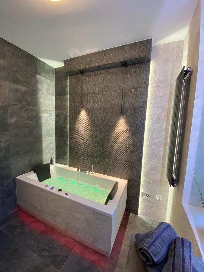 Apartament Bialy Z Jacuzzi Cracóvia Exterior foto