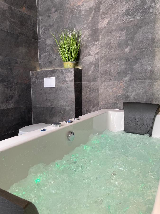 Apartament Bialy Z Jacuzzi Cracóvia Exterior foto